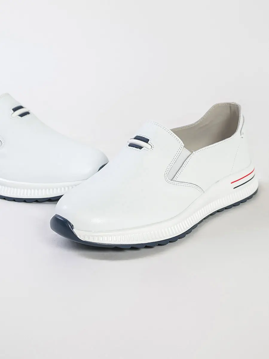 Туфли  белого цвета с эластичными вставками